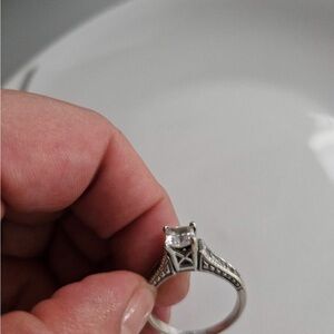 Ring zize 10 not sure of carats. Valued at more than $4000